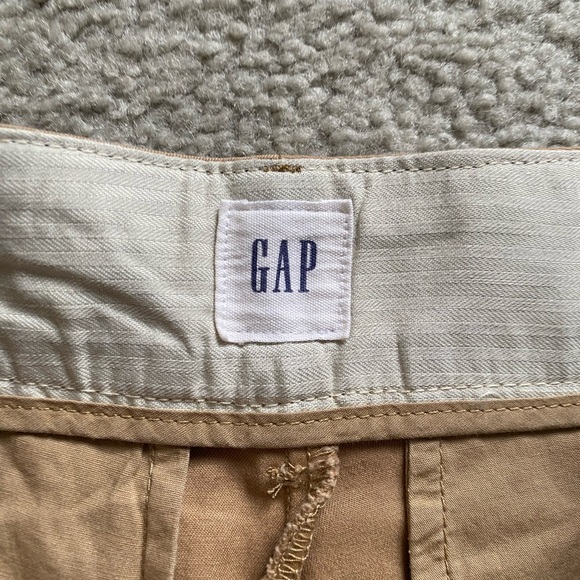 GAP High-Rise Pleated Khaki Shorts in Light Brown - Picture 4 of 7